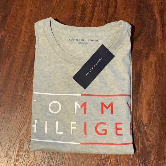 🎉 HOST PICK 🎉 Tommy Hilfiger Logo tee Shirt - Picture 10 of 11